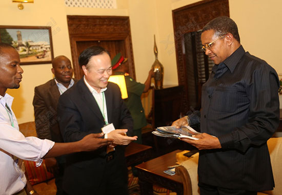 鑫海矿装董事长张云龙先生与坦桑尼亚前总统贾卡亚•基奎特